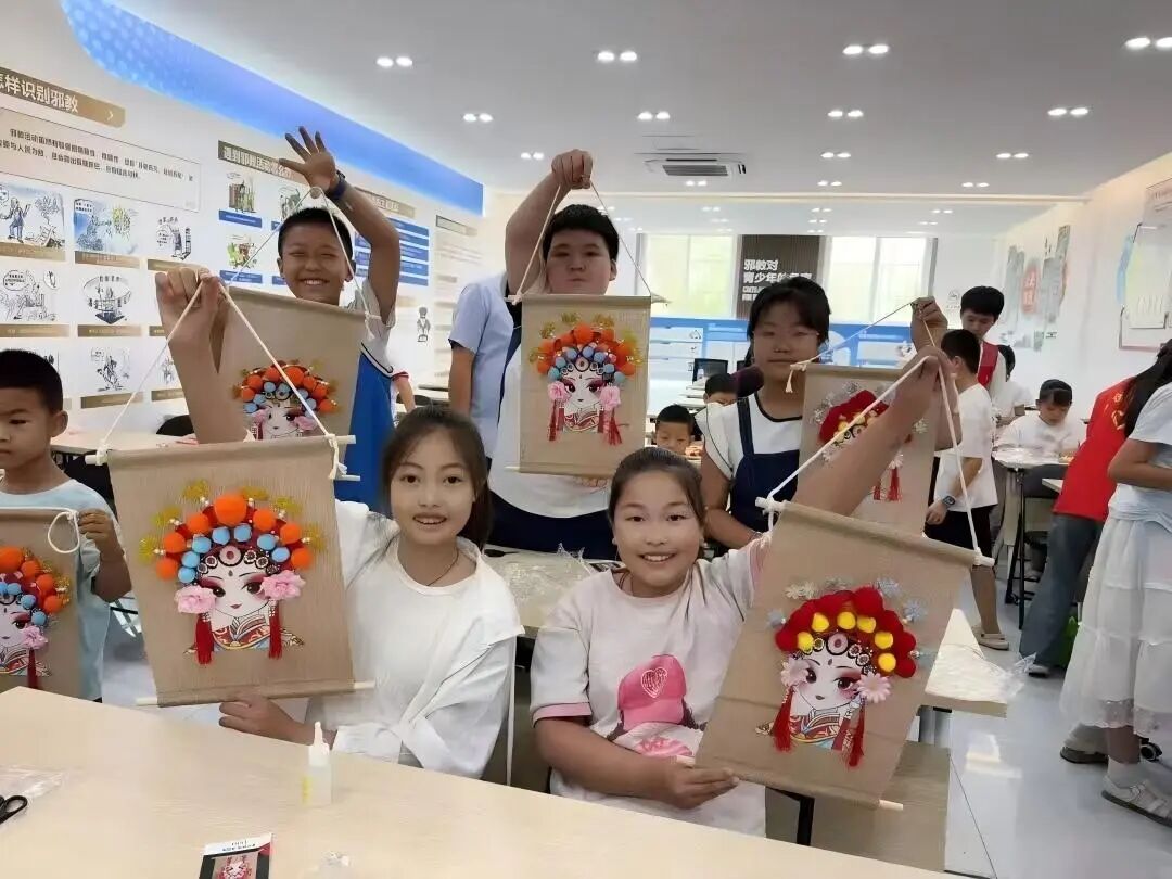 童趣一夏·非遗润心——区文化馆非遗进社区助力暑期公益夏令...
